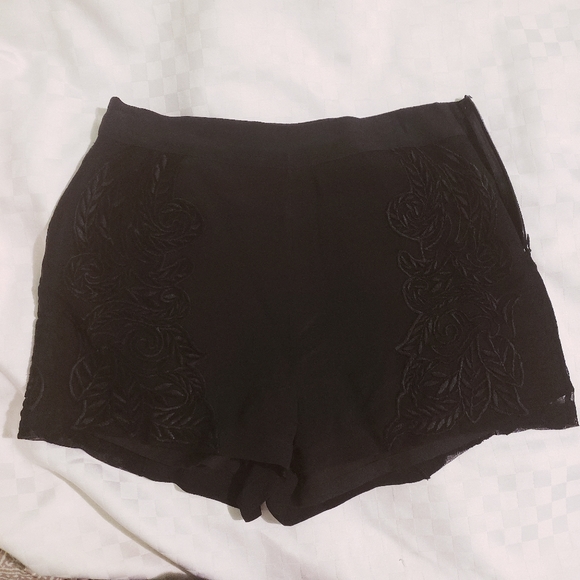 💜 2/$10 bundle! Forever 21 Black Floral Embroidered shorts - Picture 1 of 4